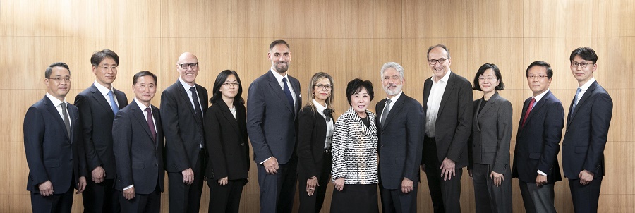 장-크리스토프 텔리에르 회장(우측에서 네 번째)과 주요 파트너사 임원진이 기념 사진을 촬영하고 있다