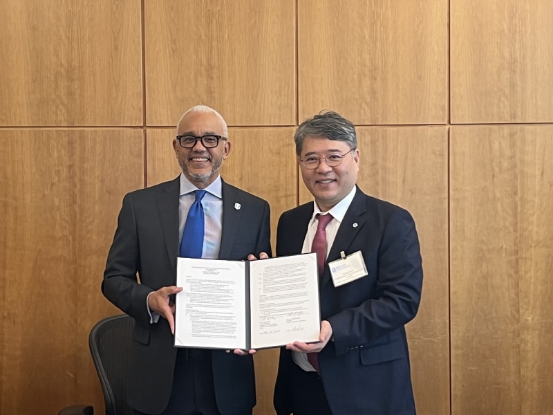 (좌측부터) 브렌트 크리테 벤틀리대학교 총장, 구성욱 강남세브란스병원장